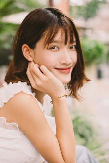 年轻饱满的瑜伽老师bd